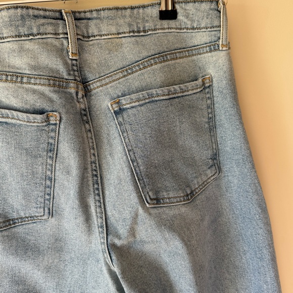 Old Navy Extra High Rise Sky-Hi Wide Leg Jeans - Size 8 - Medium Wash - NWT - Picture 5 of 10